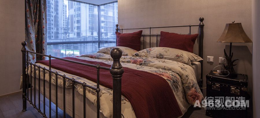 卧室的设计显得格外的轻松：墙纸+具有浓厚的美式乡村的铁艺床。