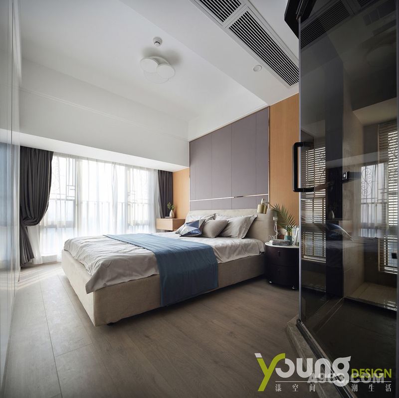 卧室以暖色调为主，灵活运用木色、暖灰和蓝色的搭配，打造了一个温馨助眠的空间。
