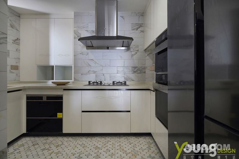 厨房空间格局特殊，经设计师优化后就特别实用了！壁砖和小方块地砖，简单低调却不乏细节感，让做饭也成为一种享受。
