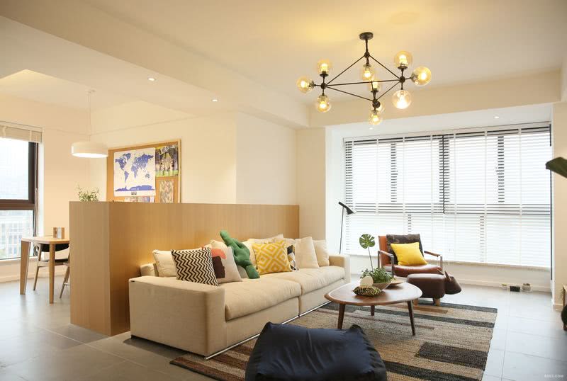 客厅与餐厅连通，本色木饰面，洁白的墙体，舒适的沙发……