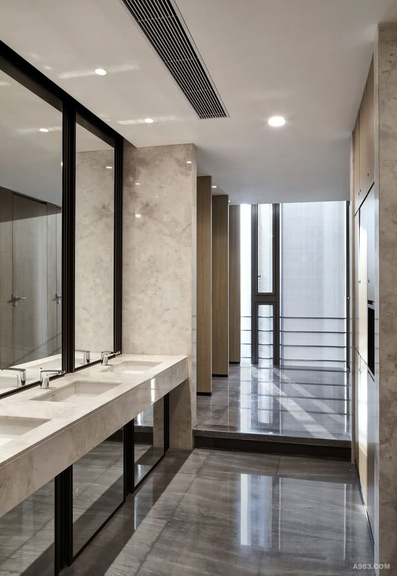 洗手间采用上下两个镜面的延展性设计，窗外采光佳，气感通透。整个空间不压抑不凌乱，呈现一种秩序井然的美感。