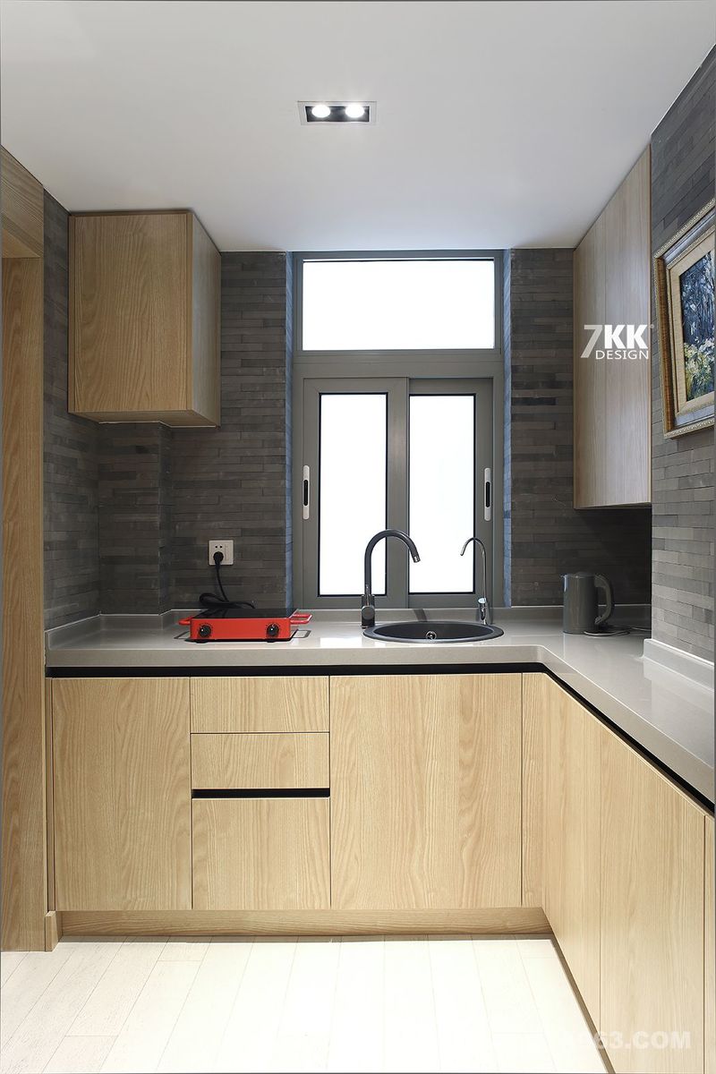 L型厨房，有效利用空间，空间虽然很小，各功能都很合理的具备。 