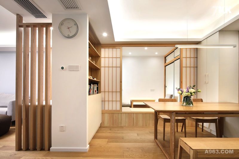 隔断简约的木质线条隔断清晰的把客厅和餐厅的功能区域分开。