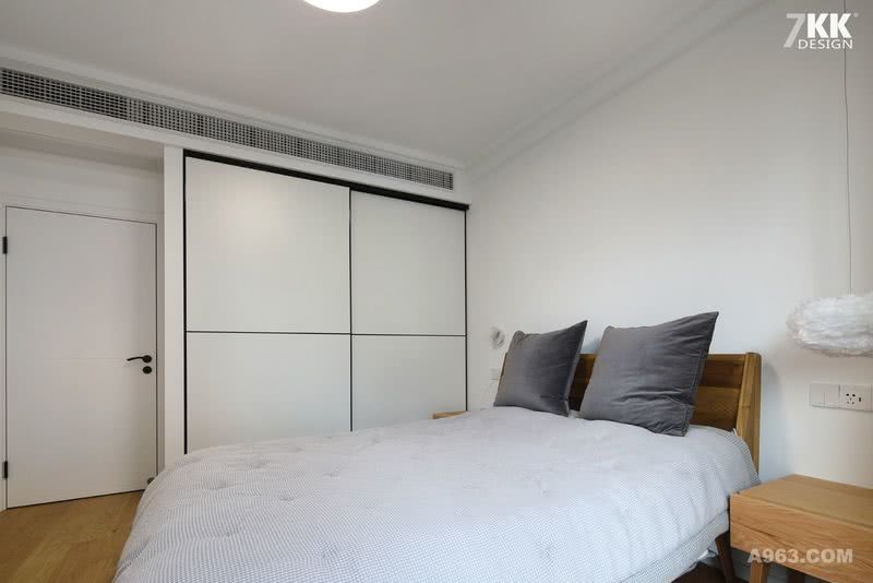 卧室温馨舒适。在进门一侧做了整体衣柜，以白色为主方形分割，卧室门也是白色，在吊顶一侧做了一排中央空调，打造舒适的睡眠环境。 