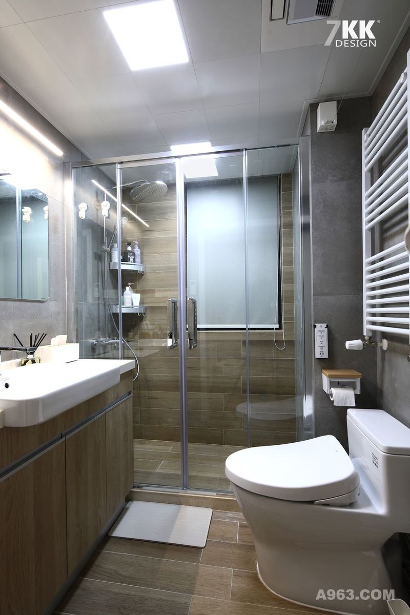 卫生间独立淋浴房，统一的地砖和墙砖，增添视觉感。台盆下做了台盆柜供收纳使用。