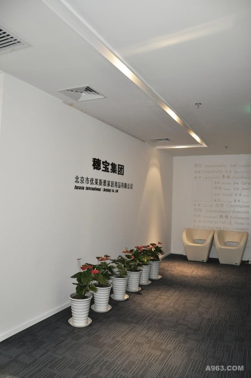 办公室入口处设计的隔墙，除了能达到展示公司LOGO，形成独立的入口接待区域。