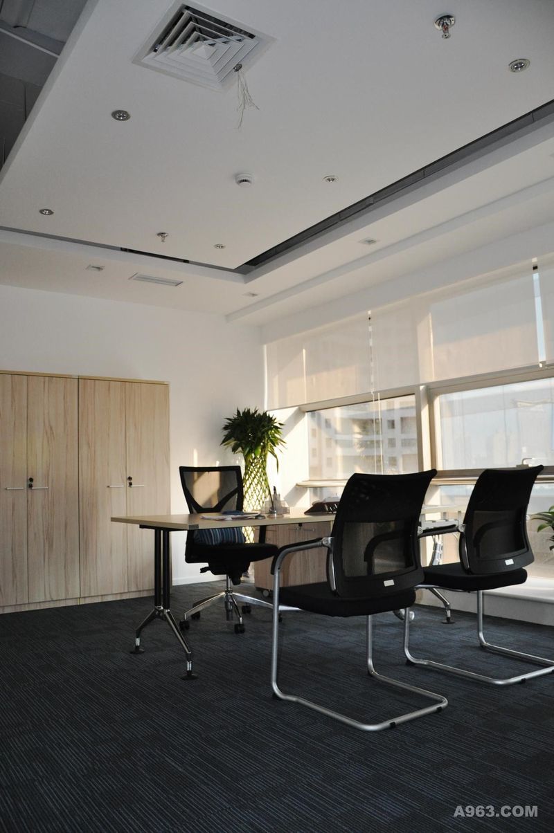 独立办公室的设计保持去繁就简，直线条的吊顶与通顶的落地玻璃门窗，呈现直接高效办公环境 。