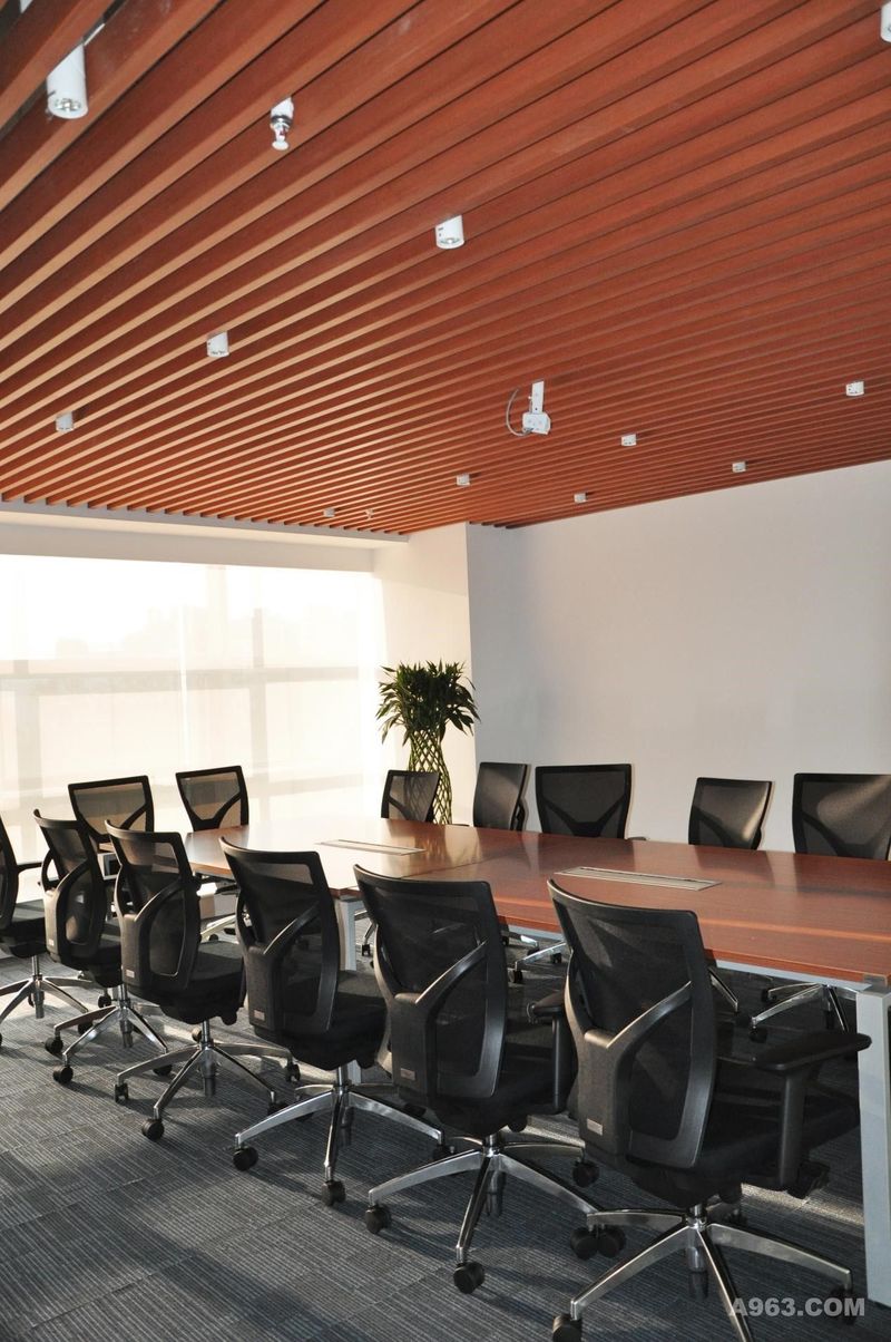 会议室一般空间较大，主要用于会议、培训、团队互动沟通交流的场地。