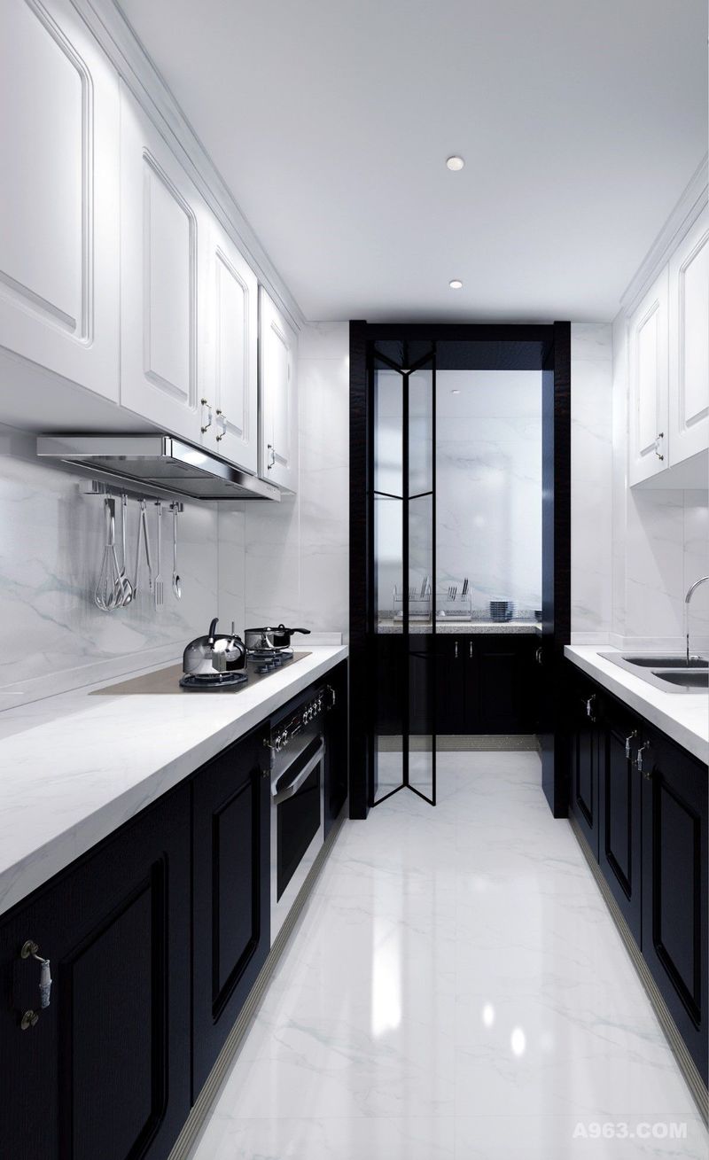 厨房下黑上白的柜体设计，让空间更有层次感 。