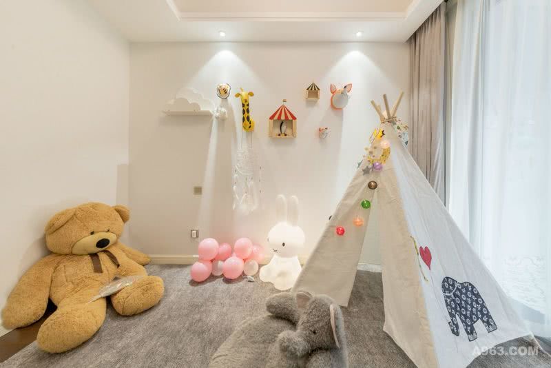 儿童房色调温馨而又纯净，墙壁上的装饰玩具与地上的帐篷，营造出童趣与天真。气球形状的吊灯设计感十足，仿佛置身于一座游乐场。