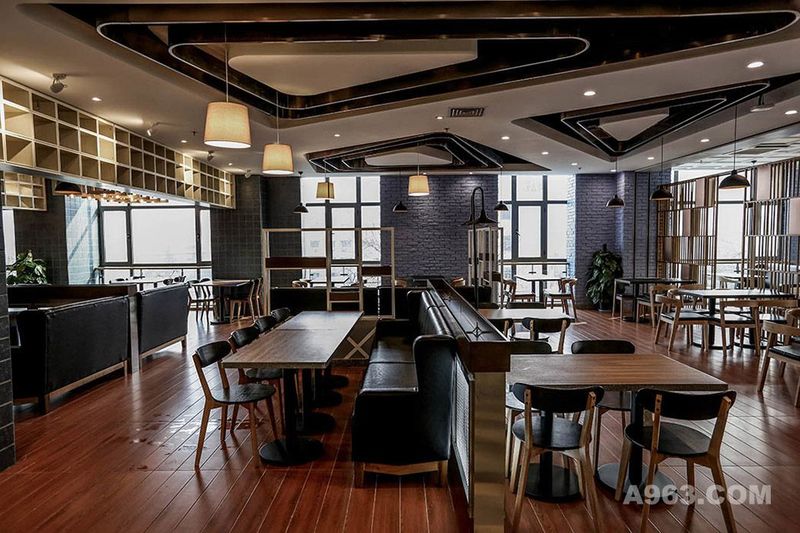 从金属及木质边框细节、皮质卡座细节到灯具绿植的搭配，使餐座间明确分区又不至过于突兀，所有元素将该空间打造成舒适自在的餐厅。