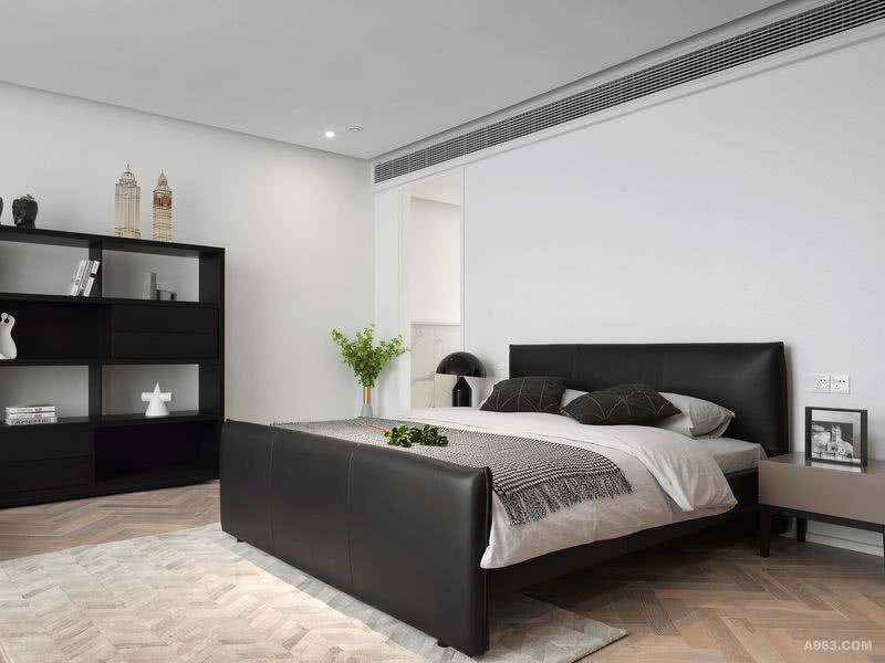 卧室擦去厚重的色彩，以清新的白色为主，辅以深色家具，极力打造理性空间。
侧边的陈列柜在增加储物空间的同时协调整个空间布局。