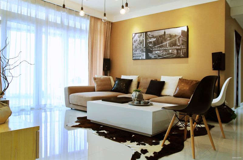 时尚的现代家具、暖色的沙发背景，既温馨又舒适。