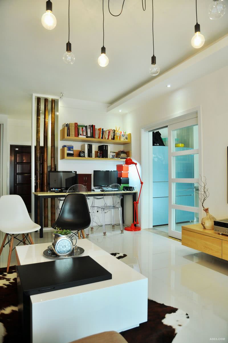 因为空间相对较小的缘故，选择较轻巧、个性的的家具和配饰来搭配。
