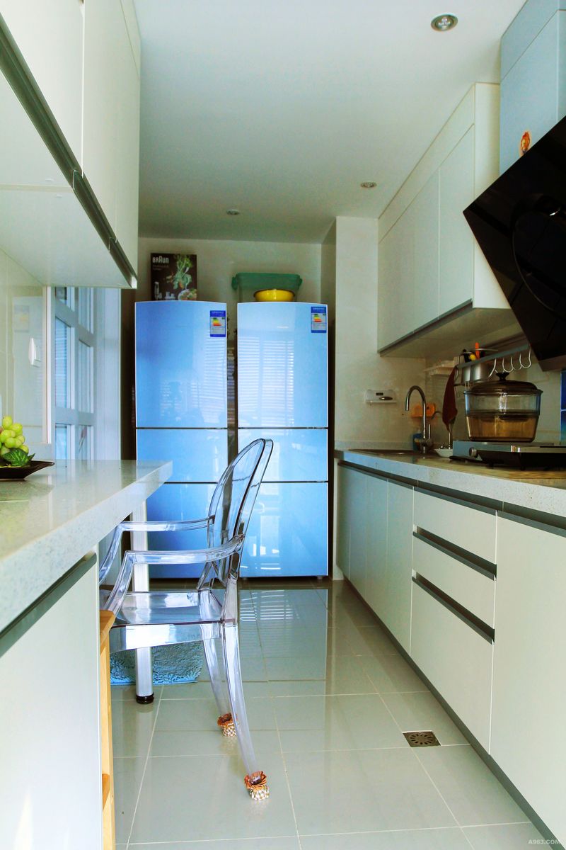 厨房设计放着两个冰箱，一个储放肉类、蛋类食品，一个储放蔬菜类食品。分开放置不会相互串味。