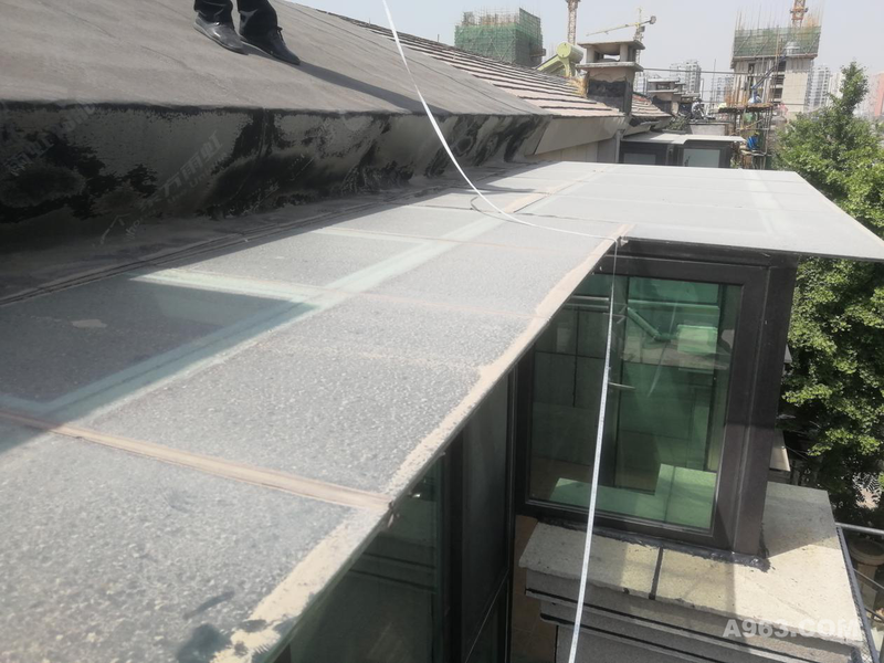阳光房与立墙防水处理不完善


改造方案：
针对施法施工屋面，天道设计院根据实际情况，经过缜密的测算预估，给出了详细的屋面整改方案：