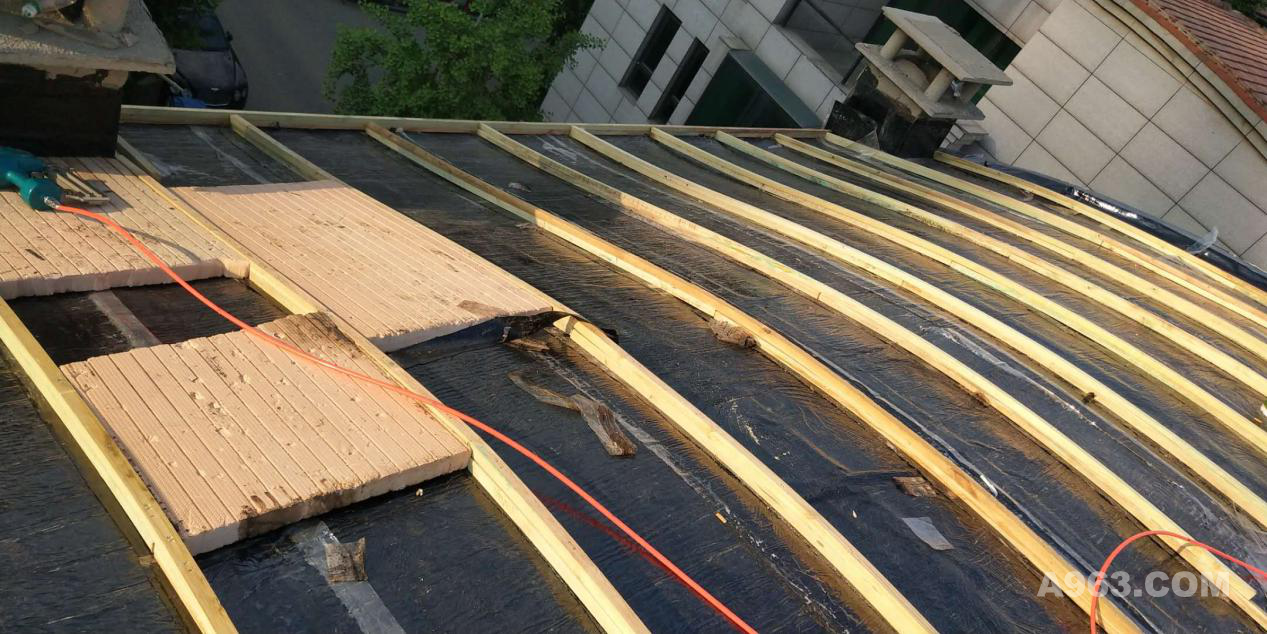 铺设铝箔复合隔热防水垫层，利用纵向木条找出屋面弧度再安装挂瓦条