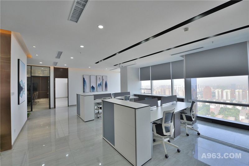 郑州专业办公室装修设计公司-新泰和通信工程公司现代新中式办公室开敞办公区装修实景图