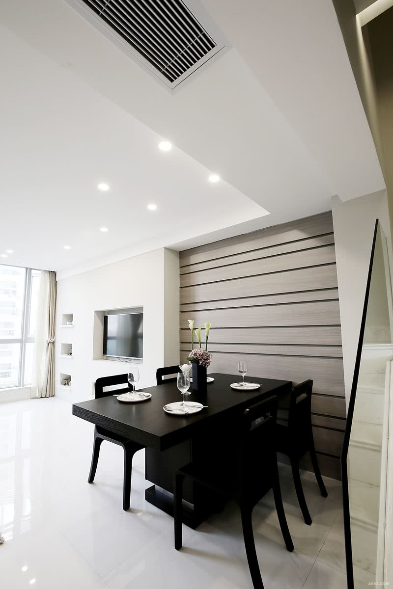 起居室和餐厅的地板采用相同材质，沙发的背景墙和餐桌的背景墙相互呼应，都很好的展示了空间的统一性。