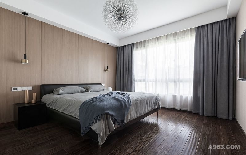 主卧室的KD板床背景简洁大方，均衡了黑白灰的主色调。