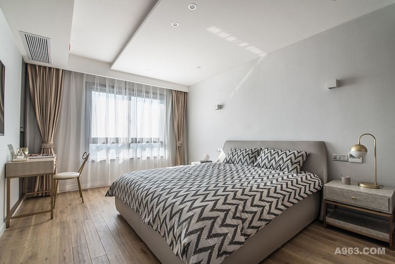 主卧室造型简洁，和客厅统一的黑白灰色调为主打，通过少量金色陈设来凸显主人对精致生活的要求。