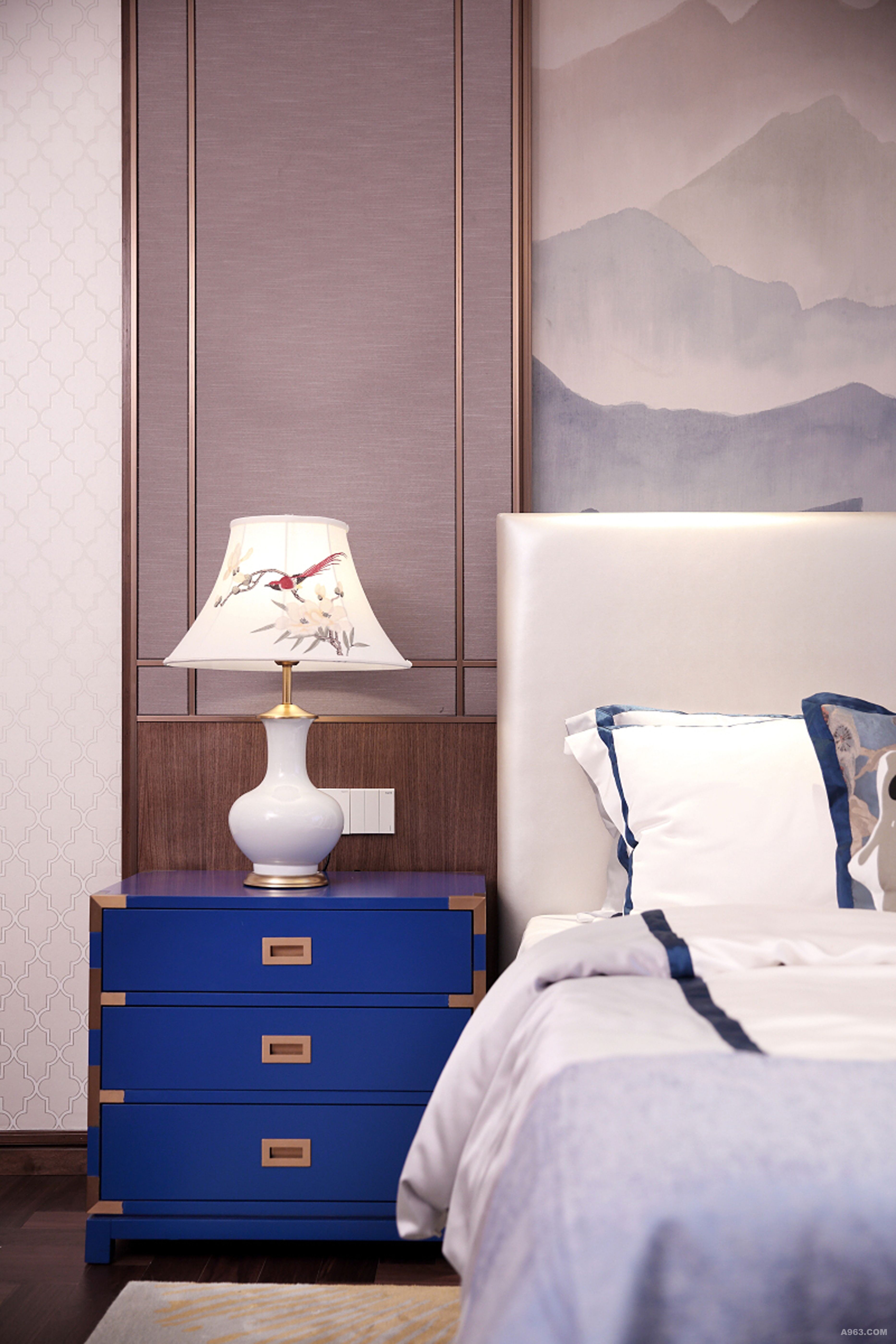 卧室以画为引，以中国传统古典文化作为背景，搭配不同的色调，完美的展现了中式绘画之美，营造的是极富中国浪漫情调的生活空间。