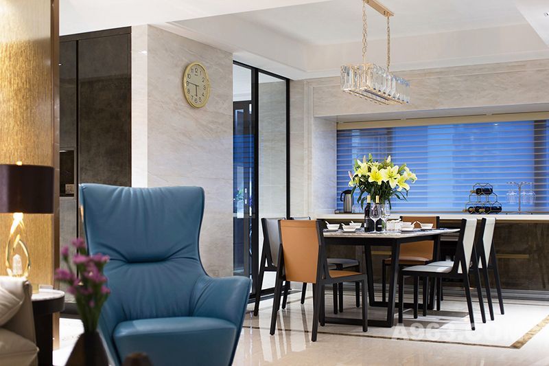 餐厅采用轻巧时尚的设计手法，通过黑色边框玻璃门、细脚餐桌椅的搭配，让线条在空间之中延伸；跃色复古橙座椅使得空间的层次美感得以显现。