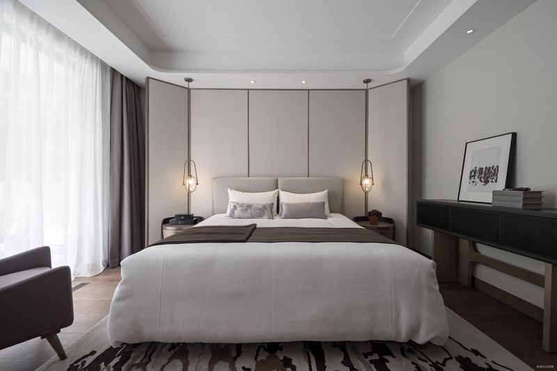 设计师将东方美学
用现代手法巧妙应用到空间中
主卧与客厅风格统一
弥漫着东方的轻奢韵味