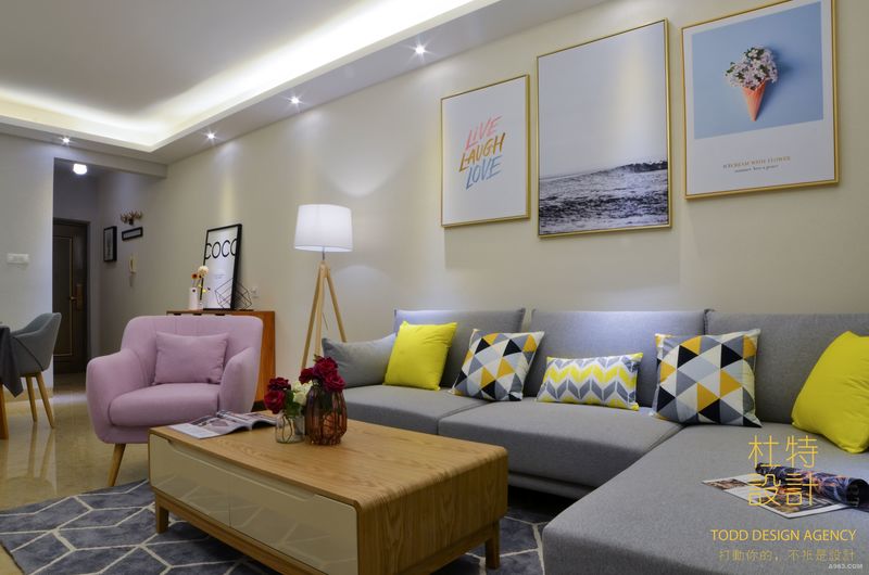 屋主为知性女青年，所以在设计是客厅的色调以温暖的黄色为基本色，配以粉色的休闲沙发，形成明亮的对比。墙面及天花均为简单的线条，尽显北欧风格的简洁美。