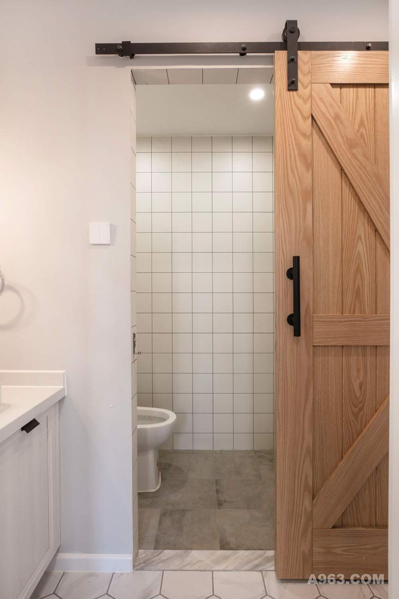 卫生间选择了高颜值的谷仓门，木色与白色是完美cp。