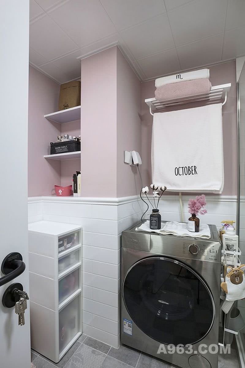 卫生间延续粉色少女心风格，墙漆选择粉色防水乳胶漆，避免潮湿水汽侵蚀墙面。