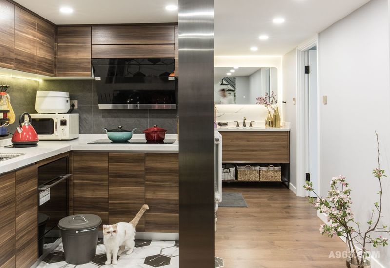 厨房地面采用大理石六角砖与地板直接拼接，防水区与非防水区的完美融合。