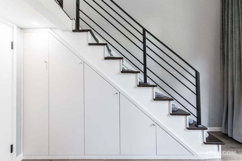 楼梯下方空间合理利用，设计暗藏空间，可以存放日常杂物，与扶手踏板搭配出极简风格。