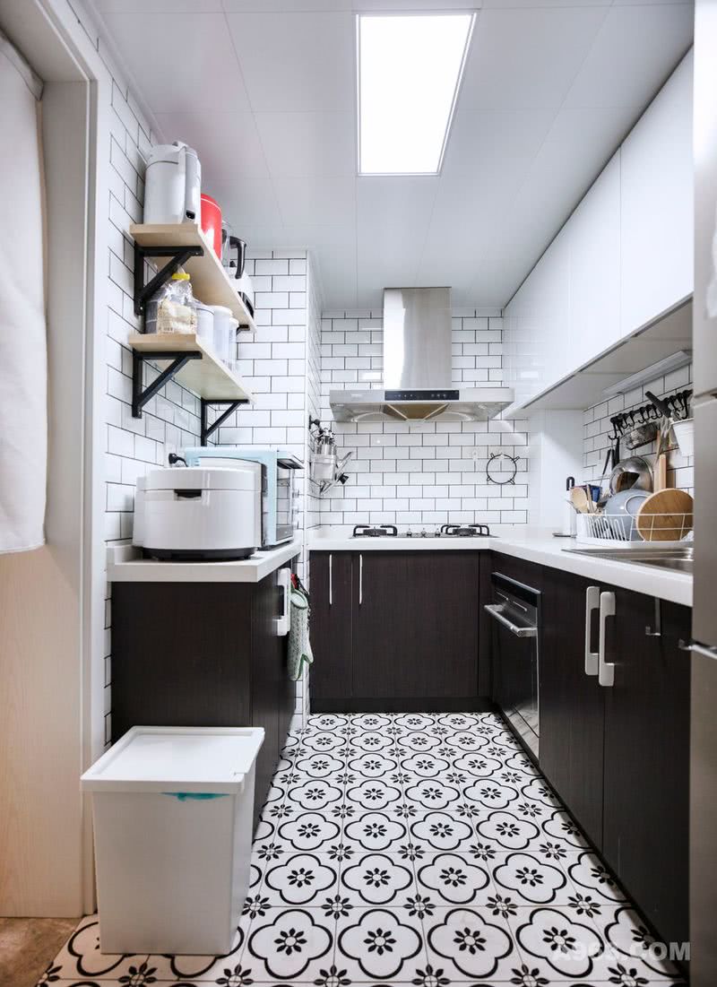 厨房是常规的U字型，整体色调采用经典的黑白配。墙顶面都选用了白色，在视觉效果上会显得厨房空间比较大。
