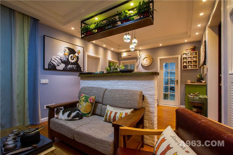 原木色的家具和香槟色的壁纸让卧室更加温馨。