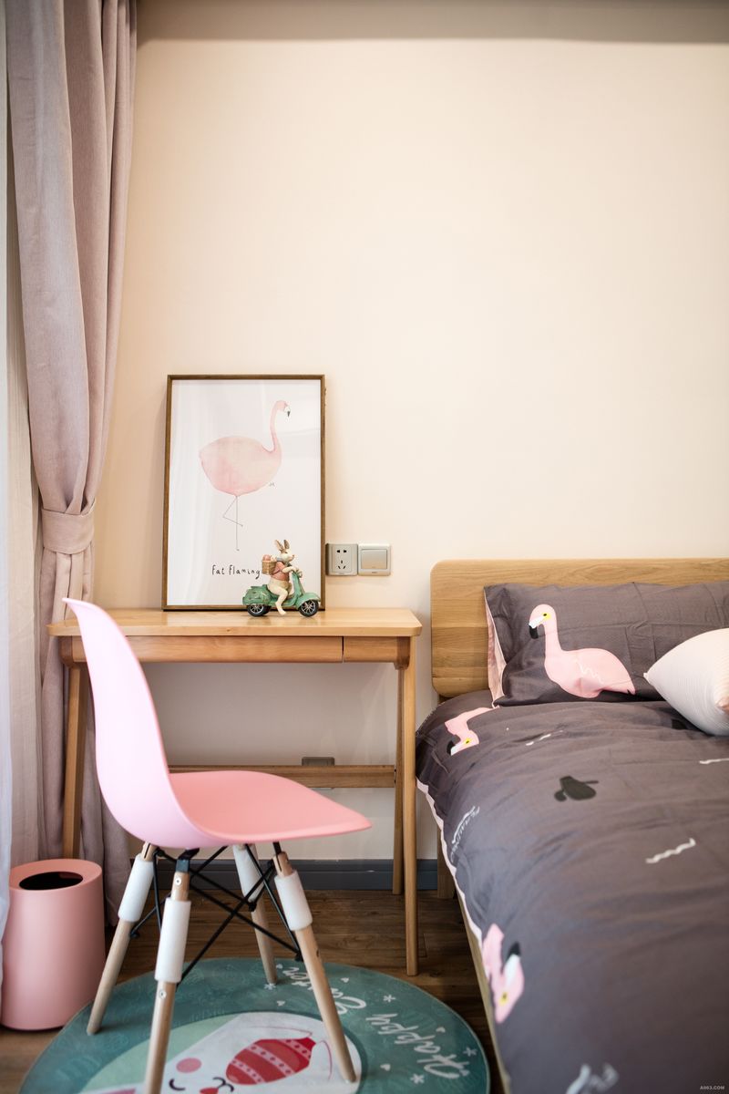 女儿房.
房间整体舒适温馨，灰粉色调的结合是近年趋势所向，用这样轻松舒适的色调来布置，相信能够给你很好的睡眠体验。