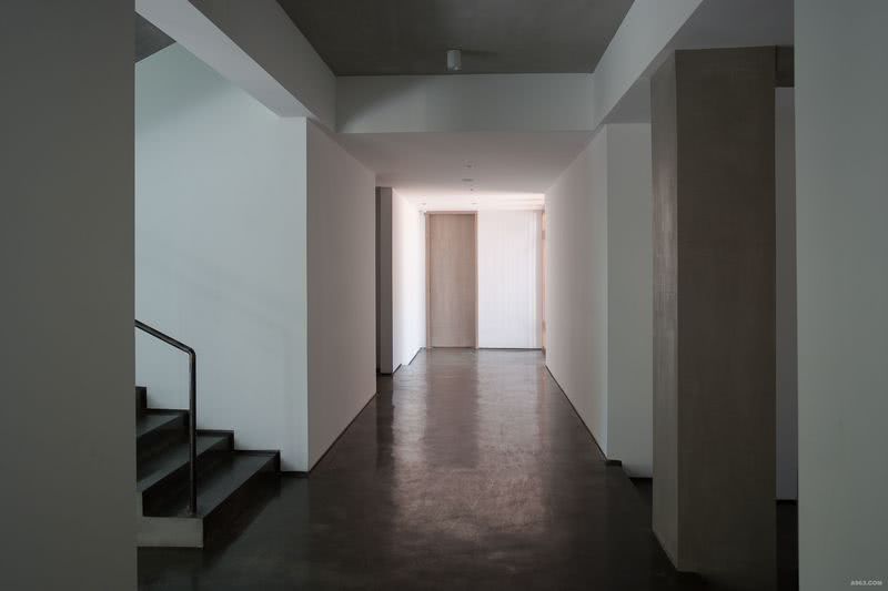 一层走道，保留原建筑结构，仅利用“白”整合室内界面，使其恢复到纯粹空间状态。
