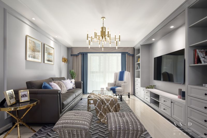 灰色的护墙板和兼具储物柜功能的电视背景墙搭配金色的家具，低调与奢华相互平衡，带来别样的美式感受。
