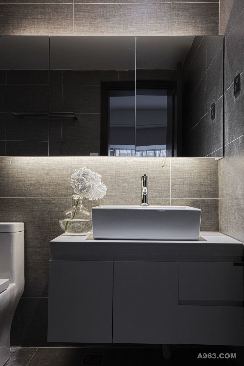 卫生间用深灰的色调，镜柜的设计，把更多的不整洁，统统收纳在内。
