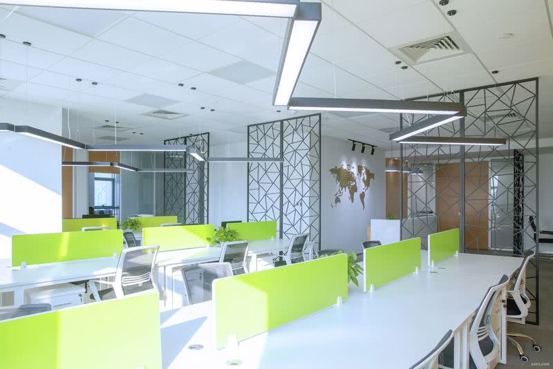 整体的动线设计一气呵成，开放式的办公室宽敞明亮，W型条形灯设计形成了明暗的对比增加了几分韵味，办公桌边镂空隔断增加一些工业风的感觉。开放式的置物展示架配合暖光灯带显得十分温馨。