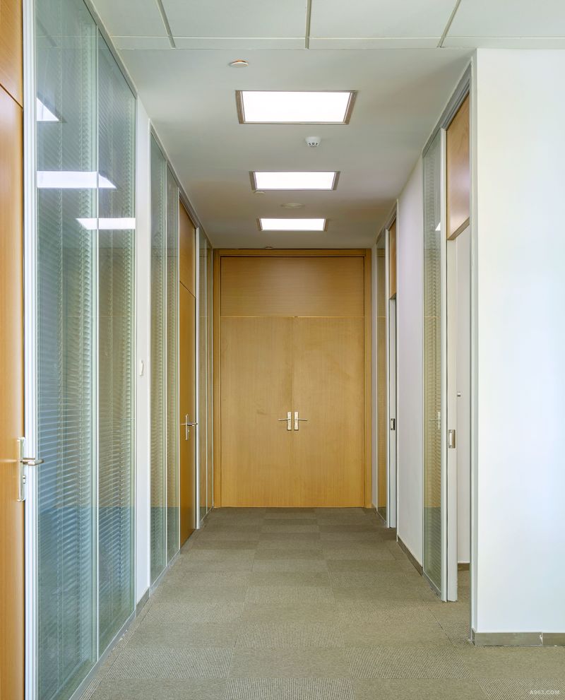 办公室的隔断采用到顶中控百叶玻璃隔断十分大气舒适。