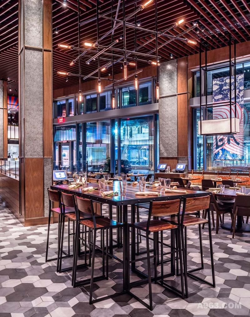 餐厅的天花允许设计团队环绕大厅打造出一个夹层，既保证了用餐区空间的开阔，又提升了纵向空间的层次感。