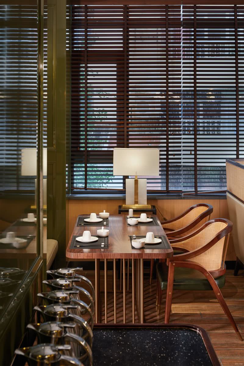 餐饮区分为大厅等候区和包间，大厅地面采用石材拼色，墙面木作窗花与皮革硬包，顶面木条与钢条拼接。