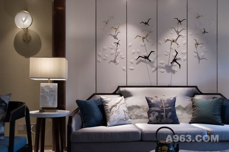 沙发、背景墙运用山水图案，作为整个空间的色彩及主题点缀。