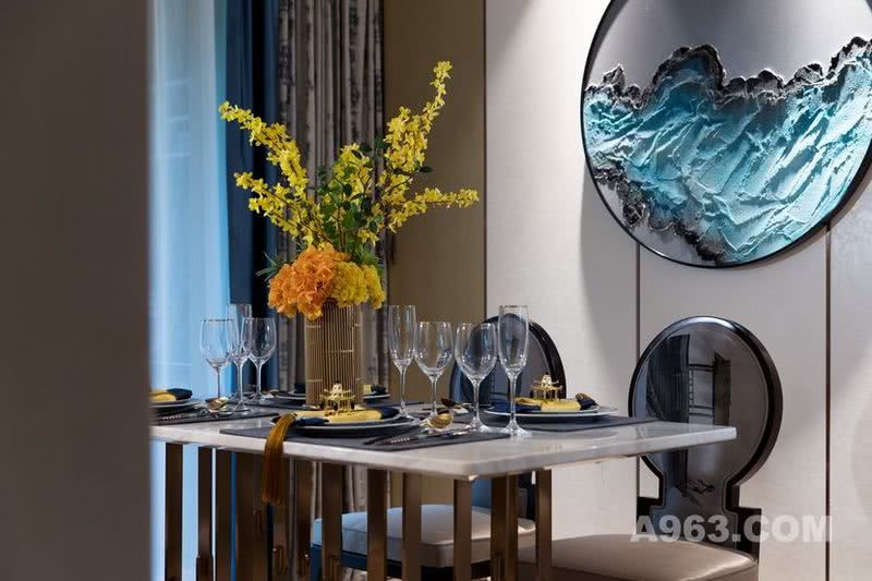 餐厅背景和客厅采用同样的皮革硬包材质，与客厅呼应，形成空间的连贯。