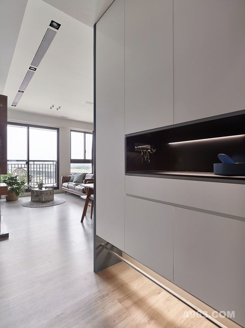 玄关鞋柜的设计采简洁俐落，单纯将视觉延伸到窗景