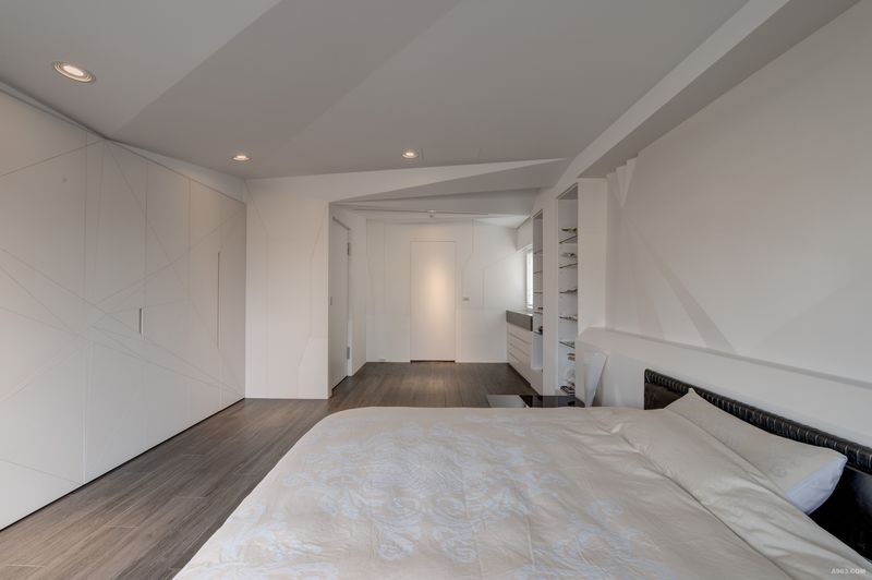 大兒子的臥房，以簡潔的白色牆板搭配細緻的線條切割讓空間顯得清麗素雅。