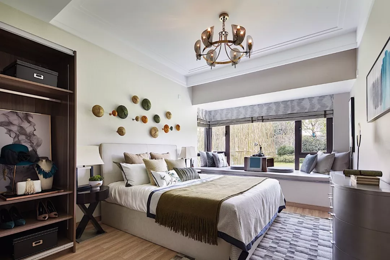 卧室是一个家最私密的空间
而木质天生有着让人亲近的气息
将其运用到屋内，结合窗景的自然
塑造让人放松、舒适的归属感