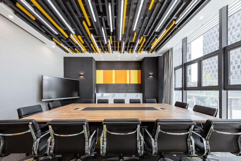 大会议室整体运营灰白黄的主色调，打造空间的吊顶，是一个无规律的节奏感，白色的手写板，更加体现会议的使用便捷，浅灰色的吸音布及软包都是体现空间的舒适度。