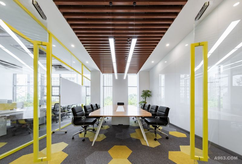 VIP会议室结合铝方通的元素，加石膏板，墙面的白色背漆玻璃，方便与空间的速写。